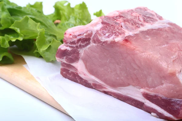 生の豚肉は、ハーブとチョップし、まな板の上のスパイスします。料理の準備ができて. — ストック写真
