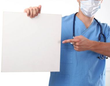 erkek doktor gösteren clipboard ile kopya alanı metin için