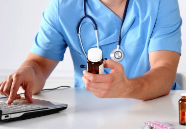 Çeşitli uyuşturucu hapları ve konteynırları içeren bileşim.