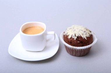 Ev yapımı kek ve çikolata beyaz arka plan üzerinde beyaz fincanla yapılan klasik espresso.