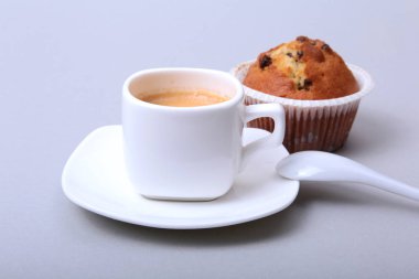 Ev yapımı kek ve çikolata beyaz arka plan üzerinde beyaz fincanla yapılan klasik espresso.