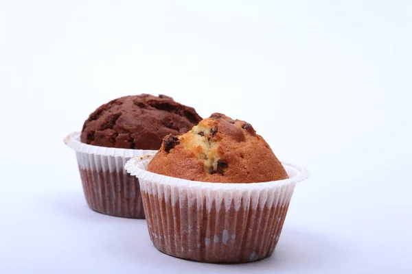 Muffin freschi fatti in casa su sfondo bianco. Vista dall'alto . — Foto Stock