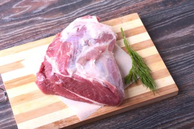 Otlar, sarımsak ve baharat pişirme için hazır ahşap tahta üzerinde çiğ domuz biftek. Seçici odak.