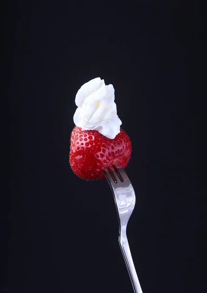 Frische Erdbeeren mit Schlagsahne auf Silbergabel. Selektiver Fokus. — Stockfoto