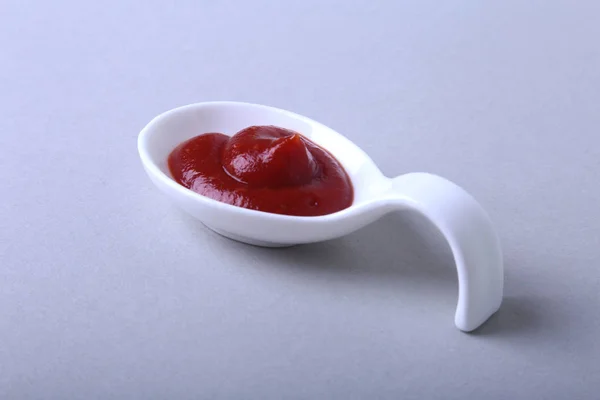 Miskę porcelany biały sos pomidorowy lub ketchup, izolowana na białym tle. — Zdjęcie stockowe