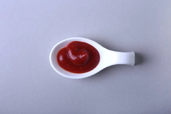 Witte porseleinen schaal met ketchup of tomaat saus geïsoleerd op witte achtergrond. — Stockfoto