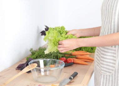 Kesme tahtası, bir cam tabak salata taze sebze. Pişirme kavramı