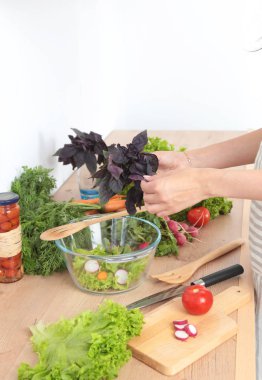 Kesme tahtası, bir cam tabak salata taze sebze. Pişirme kavramı