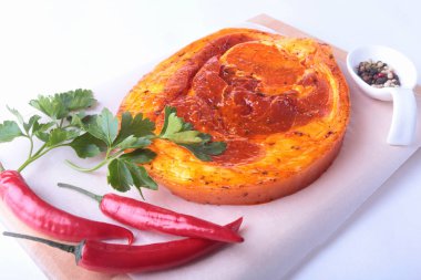 Baharatlar, maydanoz yaprakları ile biber beyaz arka plan üzerinde izole barbekü ızgara için hazır çiğ domuz jambon.