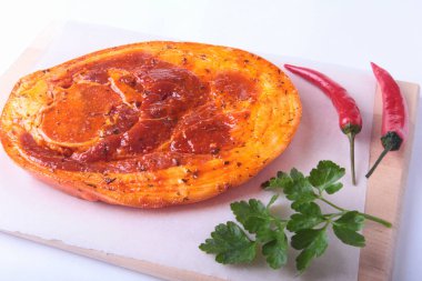 Baharatlar, maydanoz yaprakları ile biber beyaz arka plan üzerinde izole barbekü ızgara için hazır çiğ domuz jambon.