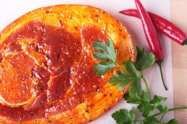 Baharatlar, maydanoz yaprakları ile biber beyaz arka plan üzerinde izole barbekü ızgara için hazır çiğ domuz jambon.