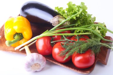 Taze sebze, patlıcan, biber, domates, sarımsak yaprak marul ile çeşitli. Beyaz arka plan üzerinde izole. Seçici odak.