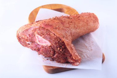 Çiğ domuz knuckle ve baharat bir kesme tahtası üzerinde. Seçici odak. Hazır yemek pişirmek için.