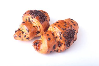 Beyaz arka plan üzerinde seçici odak izole gevrek taze kruvasan.