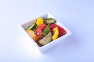 domates, salatalık, biber ve marul yaprağı beyaz kase taze sebze salatası.