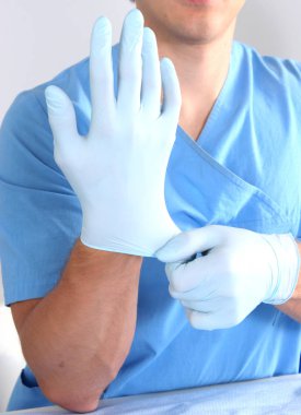 Steril eldiven yalıtılmış beyaz koyarak doktor