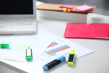 Not defterleri, kalem ve diğer öğeleri ile beyaz masaüstü closeup. Seçici odak.