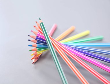 Beyaz arkaplanda izole edilmiş renkli kalemler yakın plan