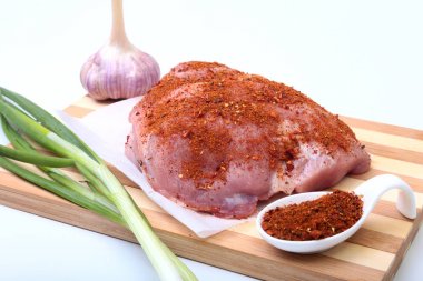 domuz biftek yağ ile. Baharat biber ve yeşil soğan ile ahşap tahta üzerinde et olduğunu. Yemek pişirmek için hazır. Seçici odak.