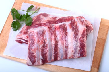 Otlar ve baharatlar ahşap tahta üzerinde çiğ Domuz kaburga. Hazır yemek pişirmek için.