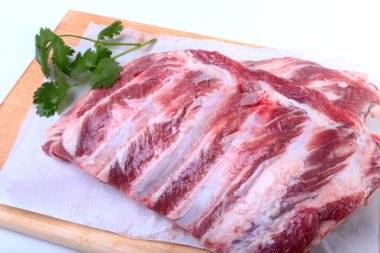 Otlar ve baharatlar ahşap tahta üzerinde çiğ Domuz kaburga. Hazır yemek pişirmek için.