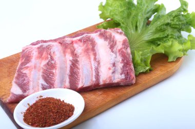 Otlar ve baharatlar ahşap tahta üzerinde çiğ Domuz kaburga. Hazır yemek pişirmek için.