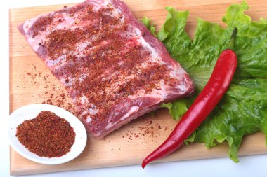 Otlar ve baharatlar ahşap tahta üzerinde çiğ Domuz kaburga. Hazır yemek pişirmek için.