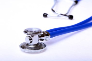 Beyaz arka plan üzerinde izole sağlık stetoskop. seçici odak.