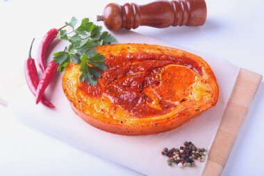 Çiğ domuz jambon ile baharatlar maydanoz yaprakları, biber ve baharat değirmeni beyaz arka plan üzerinde izole barbekü ızgara için hazır.