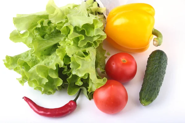 Verdure assortite, peperone fresco, pomodoro, peperoncino, cetriolo e lattuga isolati su fondo bianco. Focus selettivo . — Foto Stock