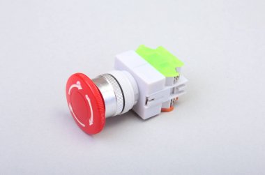 Beyaz arka plan üzerinde izole yakın çekim Acil durdurma düğmesi.