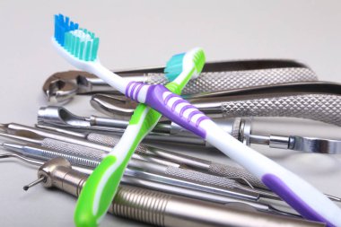 Diş Bakımı diş fırçası Diş hekimi araçları beyaz arka plan üzerinde izole ile. Seçici odak.