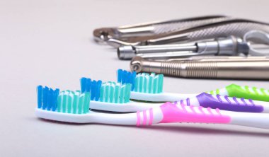 Diş Bakımı diş fırçası Diş hekimi araçları beyaz arka plan üzerinde izole ile. Seçici odak.