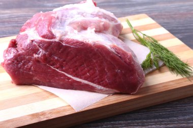 Otlar, sarımsak ve baharat pişirme için hazır ahşap tahta üzerinde çiğ domuz biftek. Seçici odak.