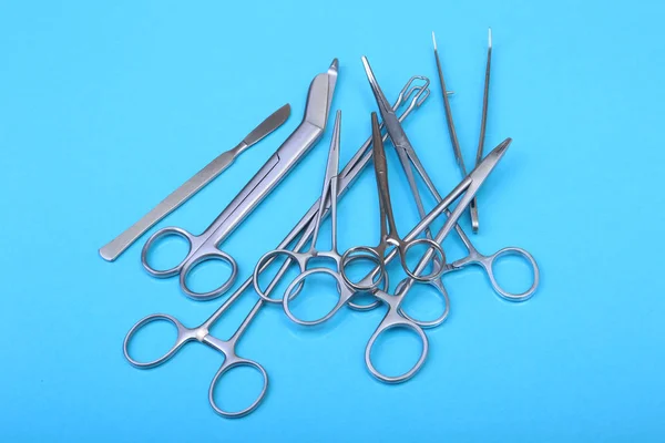 Close Up chirurgische instrumenten en hulpmiddelen op blauwe spiegel achtergrond. Selectieve aandacht. — Stockfoto