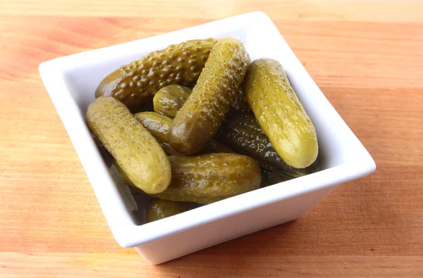 Skål med inlagda gurkor, närbild gurkor på trä bakgrund. Pickles. — Stockfoto