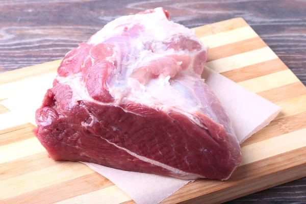 Otlar, sarımsak ve baharat pişirme için hazır ahşap tahta üzerinde çiğ domuz biftek. Seçici odak.