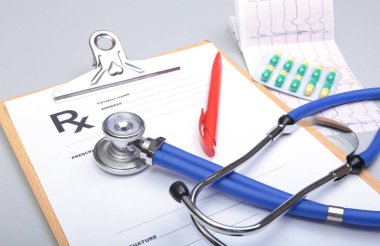 RX reçeteli, kırmızı kalp ve beyaz arka plan üzerinde bir stetoskop