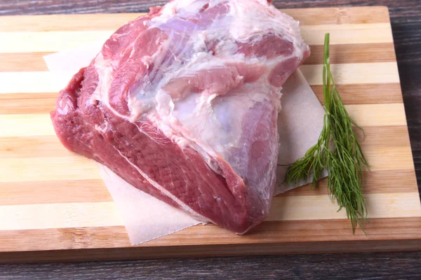 향신료와 허브, 마늘 그리고 요리에 대 한 준비가 나무 보드의 원시 돼지고기 스테이크 선택적 초점. — 스톡 사진
