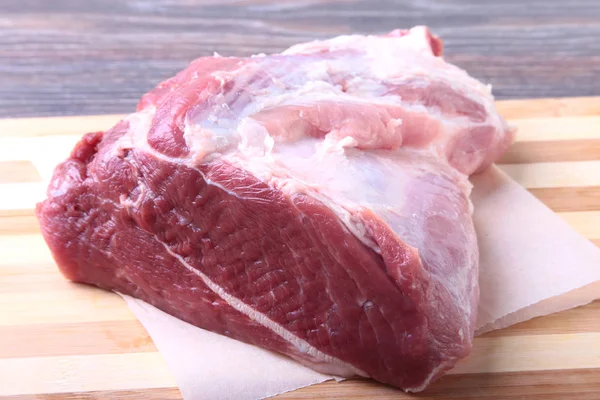 Filetes de cerdo crudos sobre tabla de madera con hierbas, ajo y especias listas para cocinar. Enfoque selectivo . —  Fotos de Stock