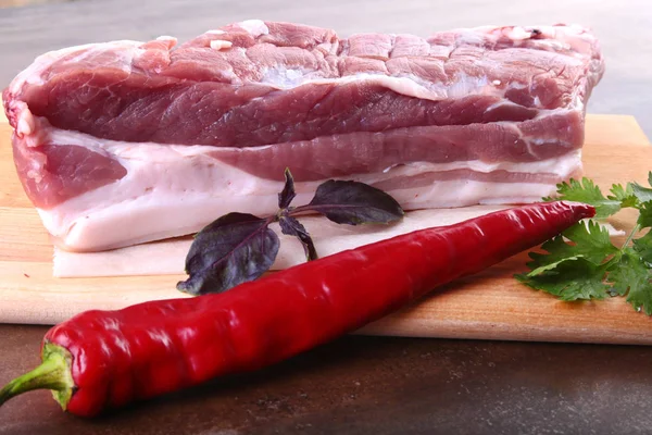 Carne crua de porco com especiarias Folhas de coentro em tábua de corte de madeira. Pronto para cozinhar . — Fotografia de Stock