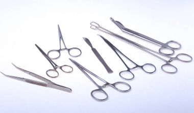 Yakın kadar cerrahi aletler ve araçlar beyaz arka plan üzerinde. Seçici odak.