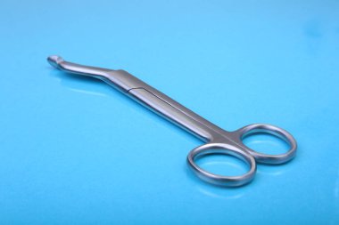 Yakın kadar cerrahi aletler ve araçlar mavi ayna arka plan üzerinde. Seçici odak.