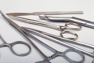 Yakın kadar cerrahi aletler ve araçlar beyaz arka plan üzerinde. Seçici odak.