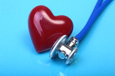 sağlık stetoskop ve mavi ayna arka plan üzerinde kırmızı kalp. seçici odak.