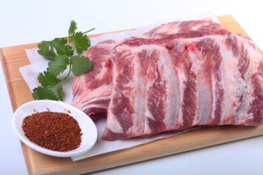 Otlar ve baharatlar ahşap tahta üzerinde çiğ Domuz kaburga. Hazır yemek pişirmek için.