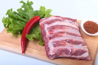 Otlar ve baharatlar ahşap tahta üzerinde çiğ Domuz kaburga. Hazır yemek pişirmek için.