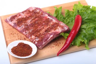 Otlar ve baharatlar ahşap tahta üzerinde çiğ Domuz kaburga. Hazır yemek pişirmek için.