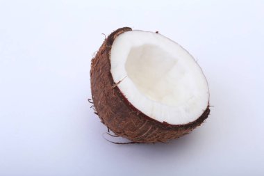 Yarısı beyaz arka plan üzerinde izole hindistancevizi .