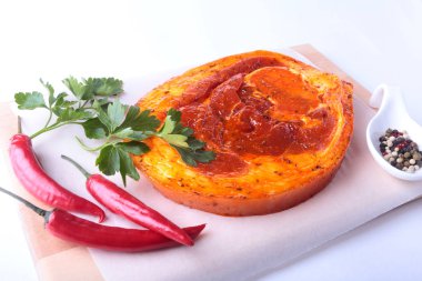 Baharatlar, maydanoz yaprakları ile biber beyaz arka plan üzerinde izole barbekü ızgara için hazır çiğ domuz jambon.